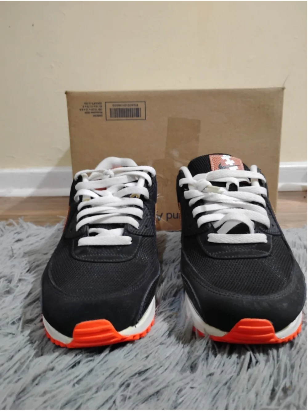 Nike Air Max 90 Football Swoosh Men Size 10.5 Black Orange Sneakers DJ5981-001